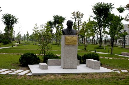 章乃器铜像 章乃器铜像