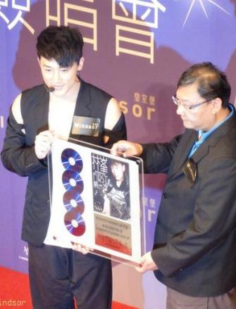 首张国语唱片四白金销量