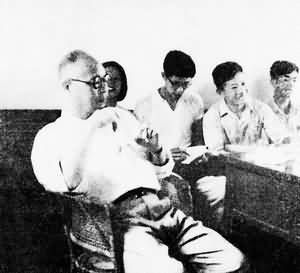 王亚南与青年学生座谈学习和研究《资本论》 王亚南与青年学生座谈学习和研究《资本论》