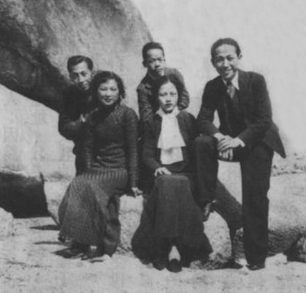 穆时英(左1)、仇佩佩与王少陵(右1)合影
穆时英(左1)、仇佩佩与王少陵(右1)合影