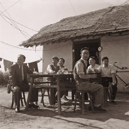 1960年4月,钱学森(左一)在上海视察探空火箭发射情况 1960年4月,钱学森(左一)在上海视察探空火箭发射情况