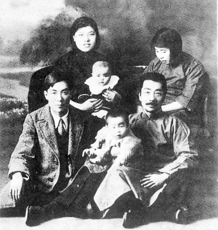 冯雪峰与鲁迅两家合影 冯雪峰与鲁迅两家合影
