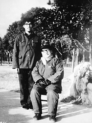 陈尚君与导师朱东润教授合影 陈尚君与导师朱东润教授合影