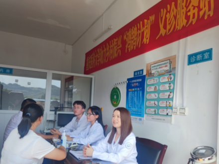 “鸿鹄计划乡村振兴工作站”正在开展义诊活动 “鸿鹄计划乡村振兴工作站”正在开展义诊活动