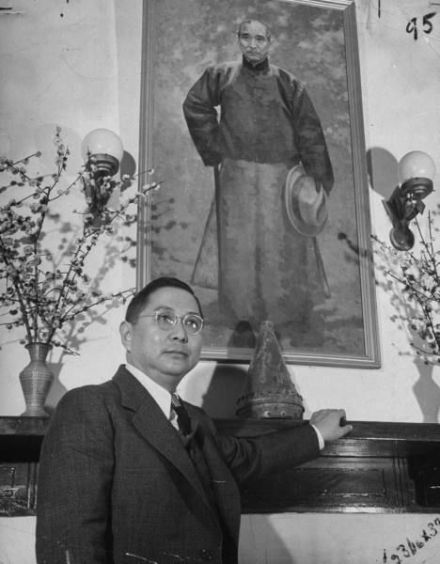 孙科站在父亲孙中山的画像前 孙科站在父亲孙中山的画像前