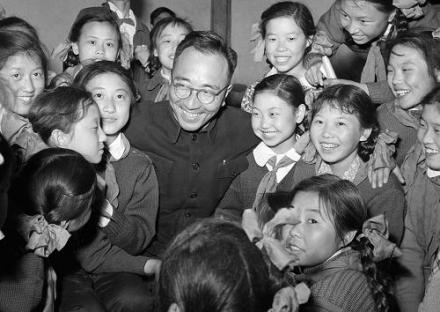 马可与少年儿童在一起 马可与少年儿童在一起