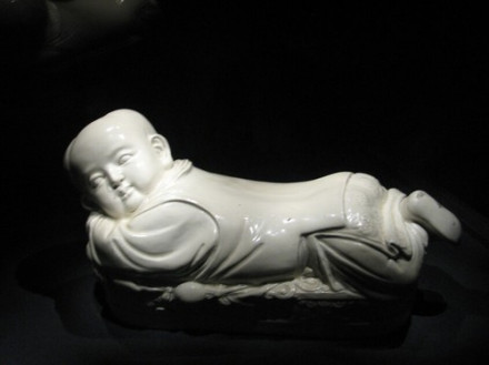 宋定窑孩儿枕,陶瓷馆陈列 宋定窑孩儿枕,陶瓷馆陈列