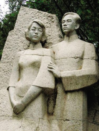 石评梅与高君宇雕像
石评梅与高君宇雕像