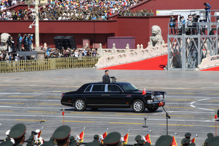 习近平在天安门广场前阅兵 习近平在天安门广场前阅兵