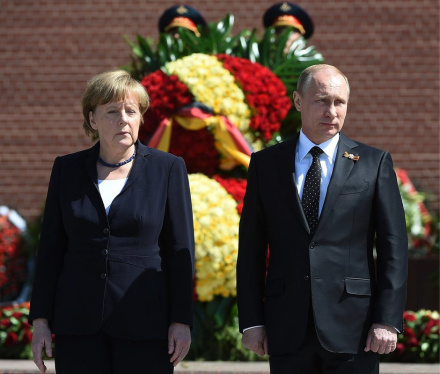 2015年5月10日默克尔与普京在无名士兵墓前 2015年5月10日默克尔与普京在无名士兵墓前