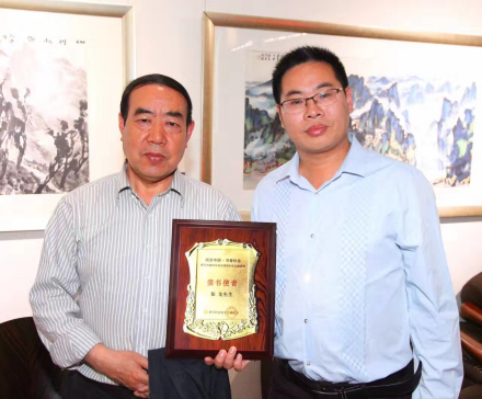 贾平凹和西部新闻网总编辑张龙 贾平凹和西部新闻网总编辑张龙