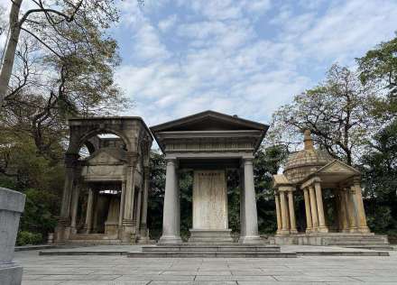 伍廷芳(右)墓、伍朝枢(左)墓,取自网络
伍廷芳(右)墓、伍朝枢(左)墓,取自网络