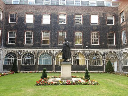 置有纳菲尔德子爵雕像的西庭院 置有纳菲尔德子爵雕像的西庭院