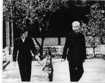 刘少奇与妻子王光美、女儿刘潇在中南海 刘少奇与妻子王光美、女儿刘潇在中南海