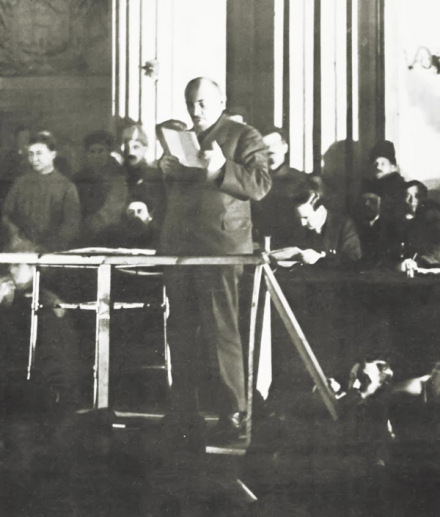 列宁在俄共(布)第十次代表大会上讲话
列宁在俄共(布)第十次代表大会上讲话