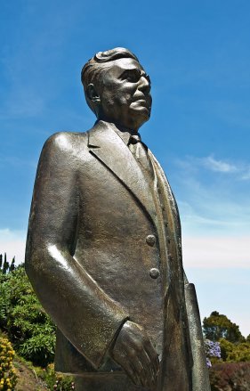 约瑟夫·施特劳斯塑像侧瞰