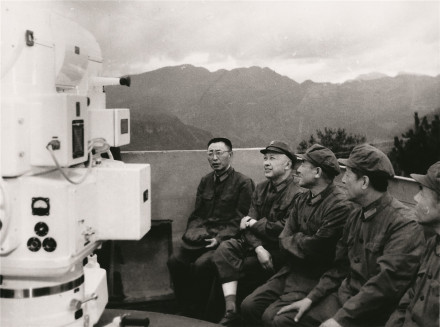 1978年,钱学森在某反导弹试验基地查看经纬仪 1978年,钱学森在某反导弹试验基地查看经纬仪