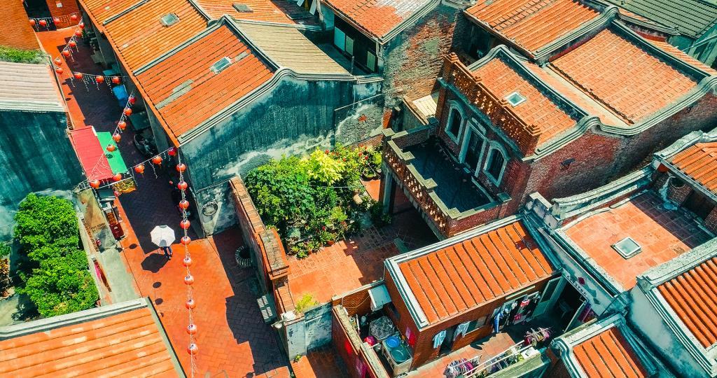 彰化县的鹿港古街保存着清代至民国初年的建筑特色