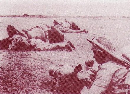 以卧倒在地的战马为掩体隐蔽的骑兵部队 以卧倒在地的战马为掩体隐蔽的骑兵部队