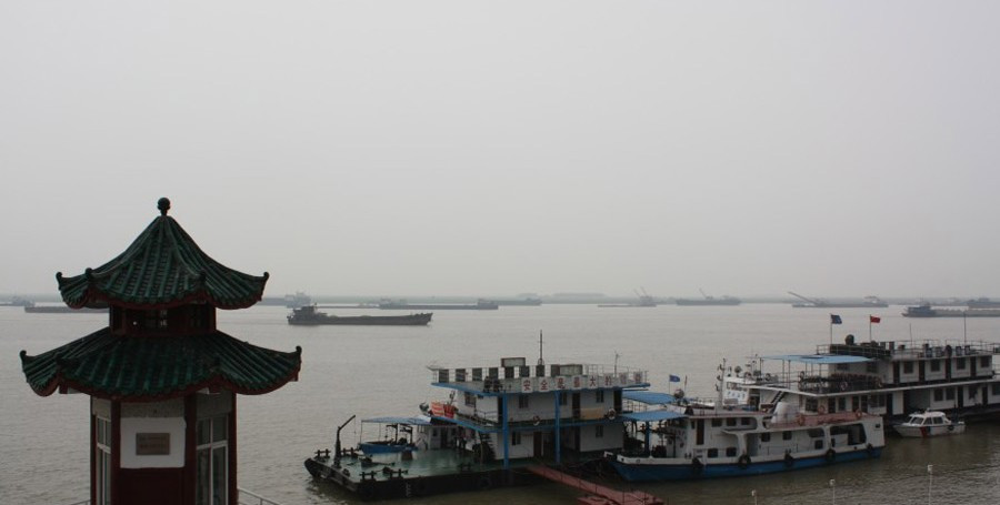 东洞庭湖城陵矶七里山水文站前