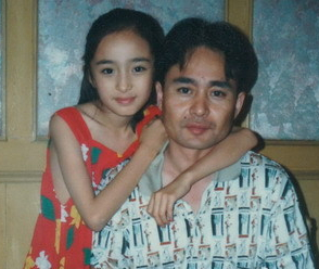 杨幂童年与父亲合影 杨幂童年与父亲合影