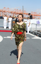 张靓颖登上中国海军“舟山舰”