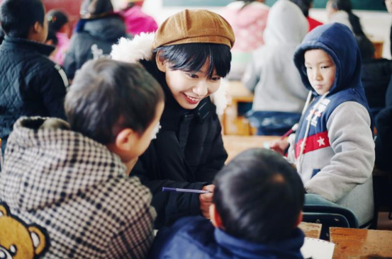 房东的猫与孩子们一起画画