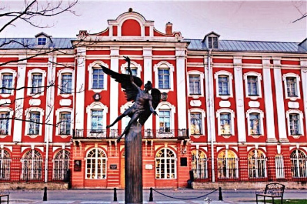 位于涅瓦河北岸的主楼 位于涅瓦河北岸的主楼