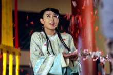 胡静饰演女一号西林春漫天花瓣空中飞 胡静饰演女一号西林春漫天花瓣空中飞