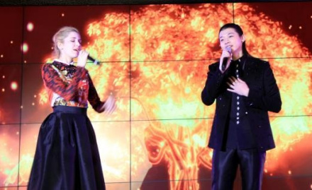 霍尊与金小鱼在联合国春晚合唱 霍尊与金小鱼在联合国春晚合唱
