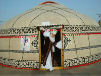 柯尔克孜老人在演奏奥孜考姆兹 柯尔克孜老人在演奏奥孜考姆兹