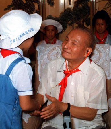 陈云同孩子们在一起 陈云同孩子们在一起