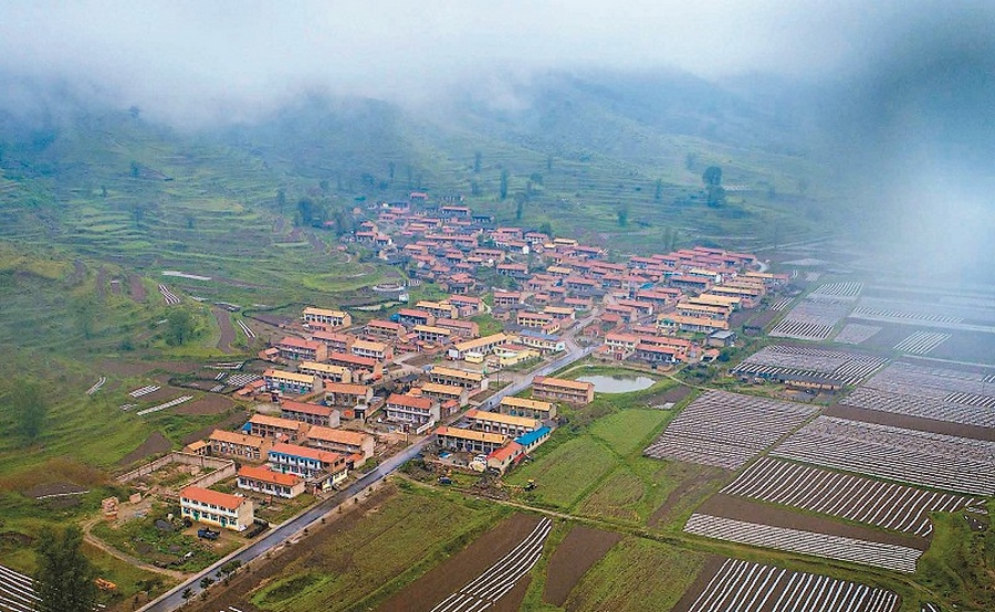 太岳山腹地沁源县山间耕地