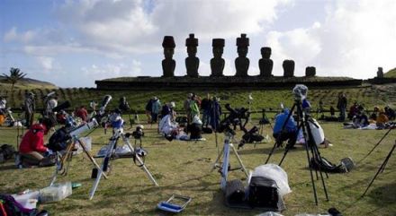 复活岛上,观测日全食的人们 复活岛上,观测日全食的人们