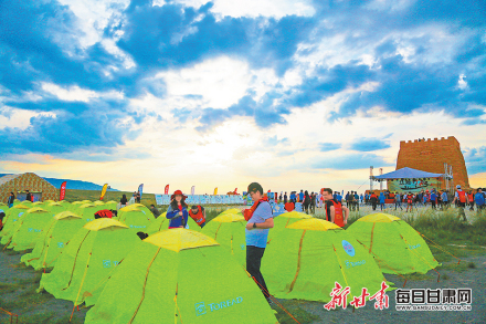 游客在山丹县长城脚下露营体验 游客在山丹县长城脚下露营体验