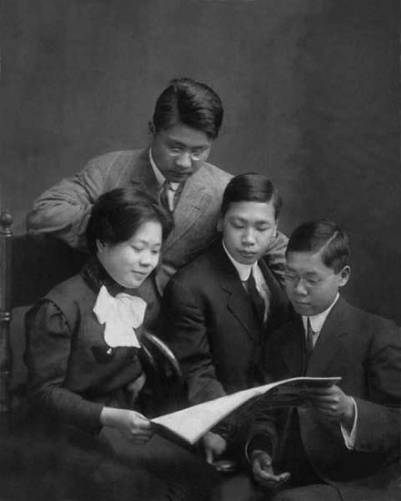 胡氏三兄弟与母亲
胡氏三兄弟与母亲