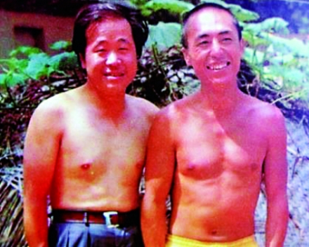 莫言(左)在电影《红高粱》拍摄期间 莫言(左)在电影《红高粱》拍摄期间