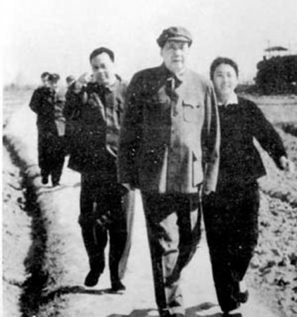 毛泽东1962年春在江西向塘机场
毛泽东1962年春在江西向塘机场