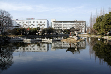 秋季萧索的湖中亭 秋季萧索的湖中亭