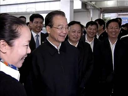 国务院总理温家宝参观学校自主创新成果展 国务院总理温家宝参观学校自主创新成果展