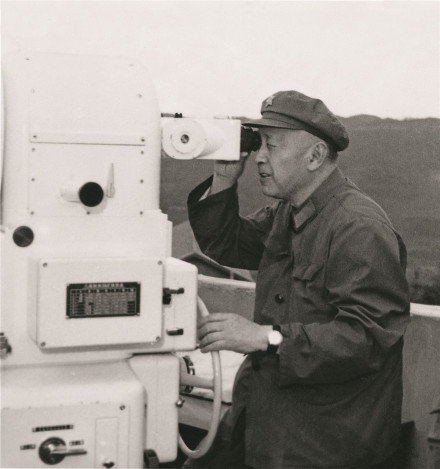 1978年,钱学森在某反导弹试验基地查看经纬仪 1978年,钱学森在某反导弹试验基地查看经纬仪