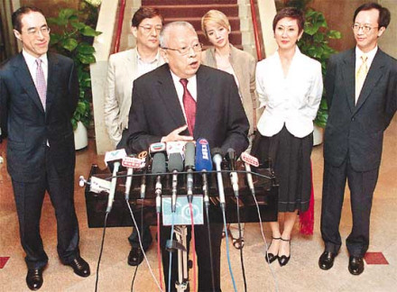 梅艳芳(后排中间)特区政府总部发言 梅艳芳(后排中间)特区政府总部发言