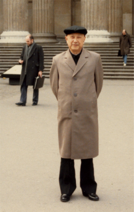 1987年3月,钱学森在英国留影 1987年3月,钱学森在英国留影