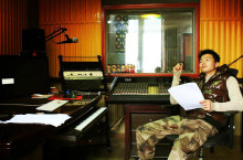 歌手易白在录音棚 歌手易白在录音棚