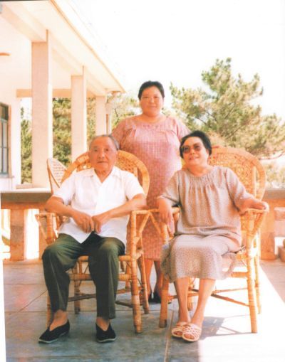 邓小平和夫人卓琳、大女儿邓林
邓小平和夫人卓琳、大女儿邓林