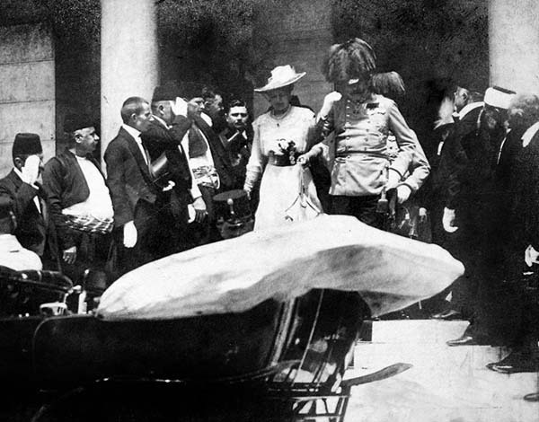 斐迪南大公夫妇离开萨拉热窝市政厅