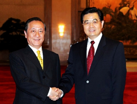 郁慕明(图左)与胡锦涛 郁慕明(图左)与胡锦涛