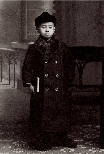 少年钱学森(摄于1917年) 少年钱学森(摄于1917年)