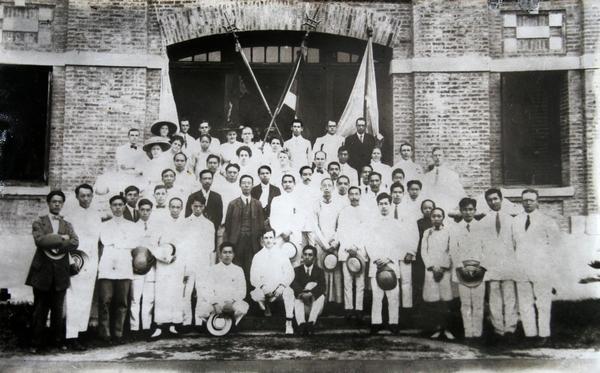 孙中山与岭南学堂教职员在马厂堂台阶合影