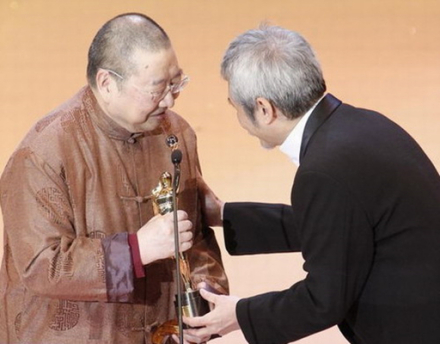 徐克为倪匡颁奖 徐克为倪匡颁奖